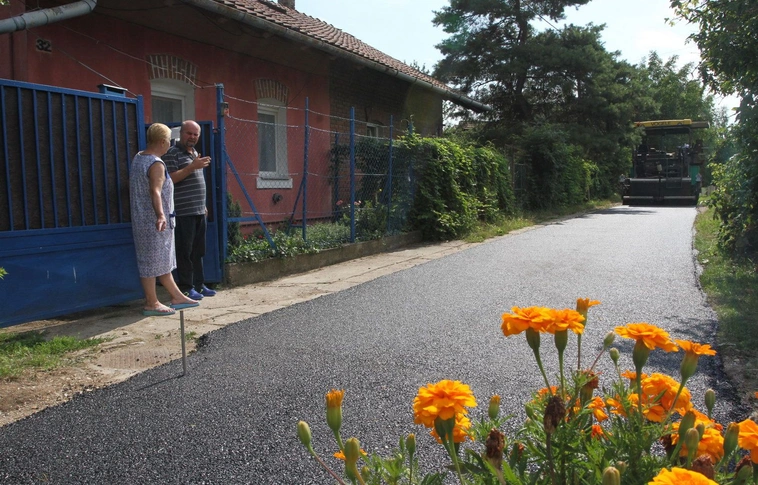 Aszfaltozás a Mester utcában