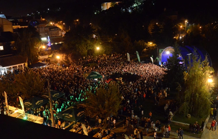 Filmesek és nézők lepik el a főutcát – mindjárt kezdődik a Cinefest