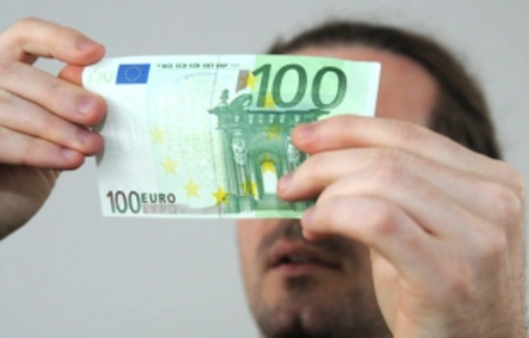 Szavazólap helyett 200 eurót rejtő borítékot dobott az urnába a galíciai választásokon egy szavazó