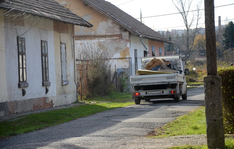 Legyen vége a kilakoltatásoknak és az ellenőrzéseknek? Az EBESZ szerint igen