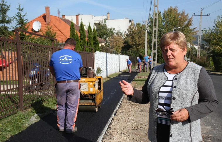 Járdát építettek Komlóstetőn
