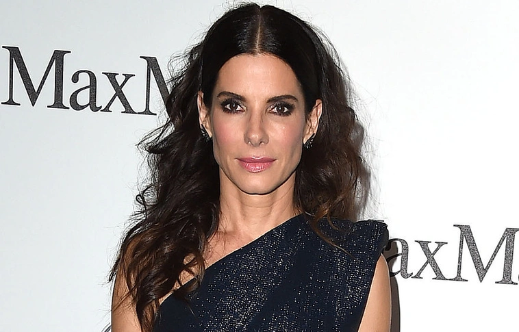 Sandra Bullock csillámos szűk miniben vett le mindenkit a lábáról