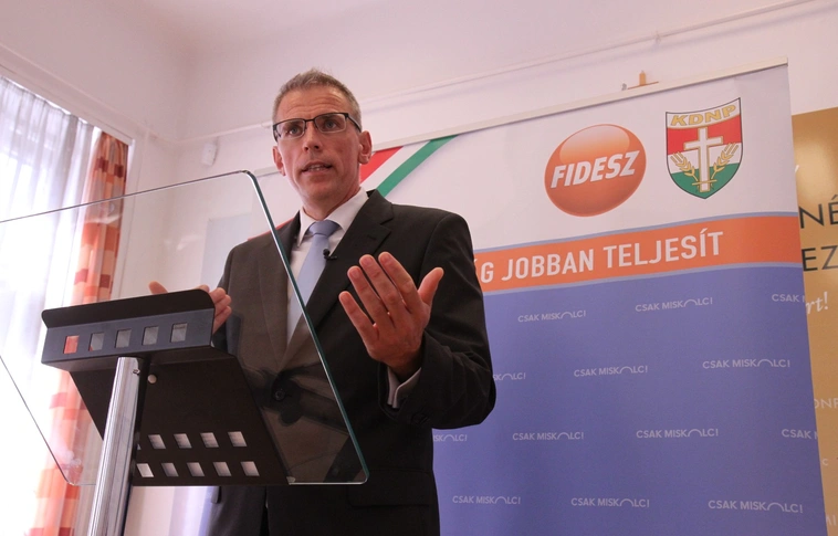 FIDESZ: "hány életerős, fiatal migráns férfit fogadna be dr. Simon és dr. Tompa?"