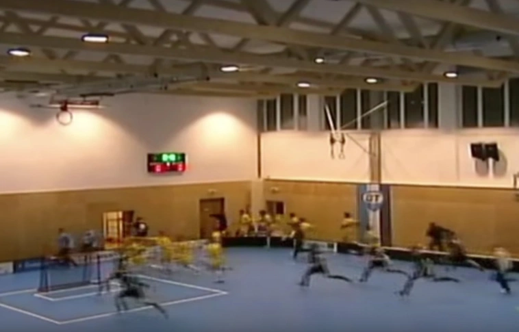 Meneküljetek! Így szakadt be egy sportcsarnok teteje Csehországban – VIDEÓVAL!