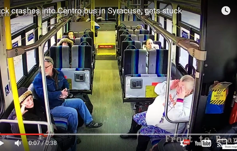 Hihetetlen, de mindenki megúszta a hatalmas ütközést (videóval)