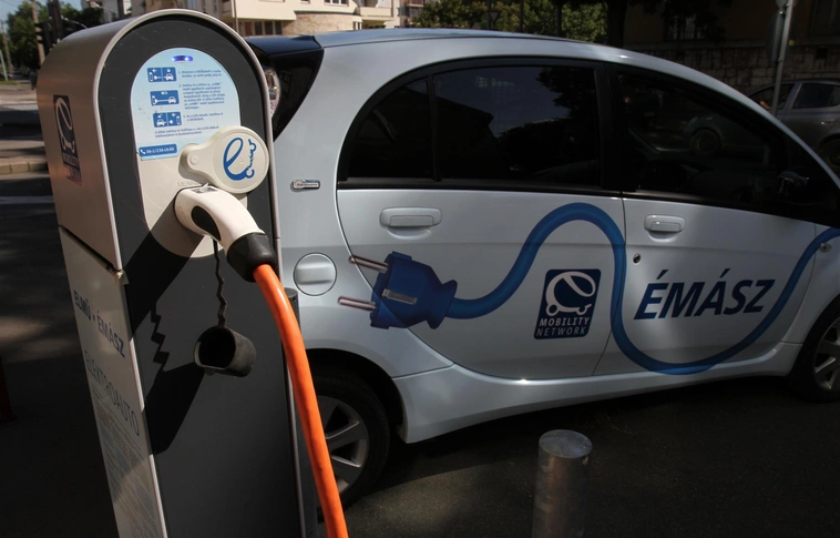 Elektromos töltőállomások pályázatból