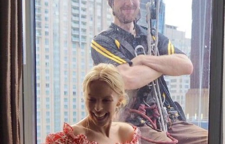 Ez a férfi mázlista: Kylie Minogue ablakát tisztította - Szelfi is van róla!