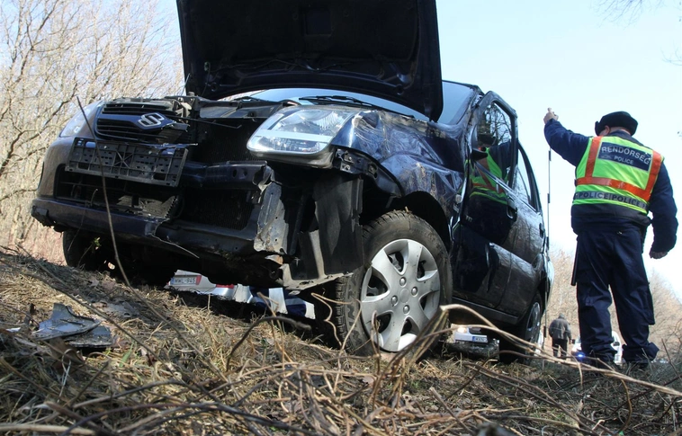 Leszorították, árokba borult a Suzuki a Pingyomon (Videó)