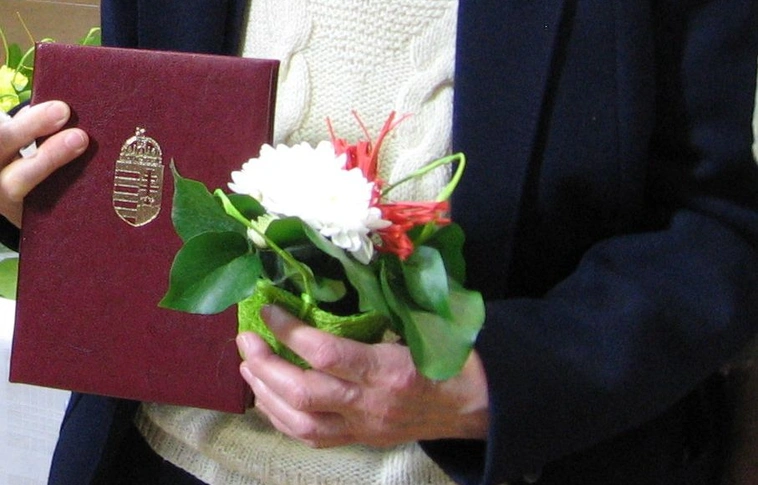 Díszoklevelet igényelhetnek a nyugdíjas pedagógusok és korábbi munkahelyük is  