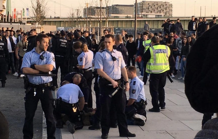 Tömegverekedés Kölnben - száz rendőr a Rajna partján