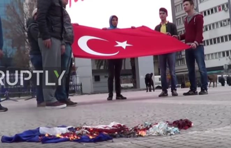 Tévedésből rossz zászlót égettek a török tüntetők (Videóval)