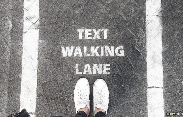 Külön sávot kaptak Antwerpen járdáin a séta közben SMS-ezők