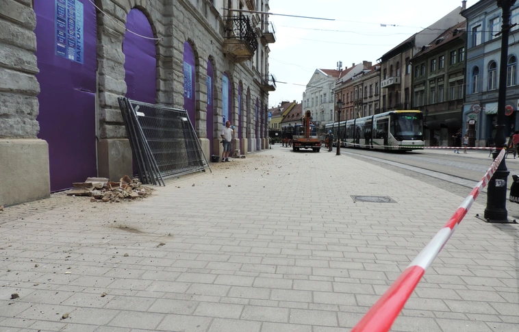 Meglazult vakolatokat és stukkókat távolítanak el az Avas szállóról