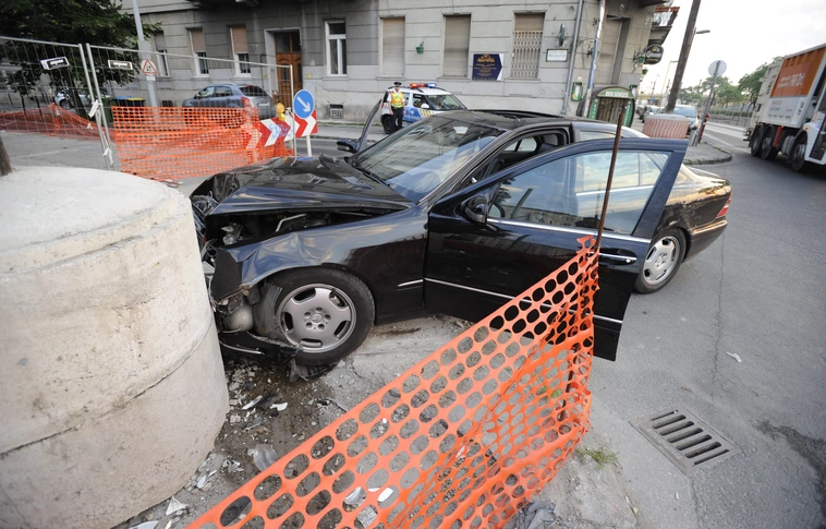 Fegyvereket találtak egy autóban, amely villanyoszlopnak rohant Budapesten
