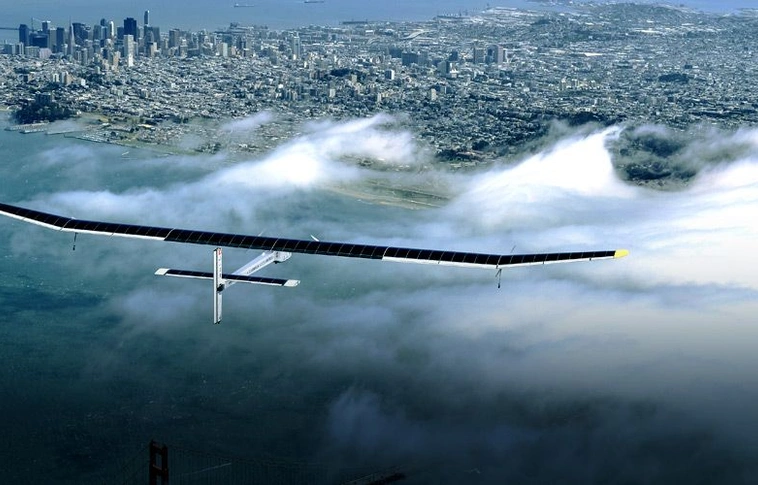 Vesztegel a napelemes repülő, megsérült a Solar Impulse-2 egyik szárnya
