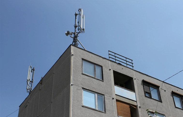 Mobil átjátszó antennák a Futó utcában - az ott lakók tiltakoznak