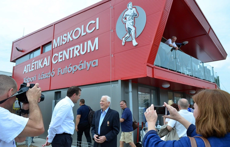 Ünnepélyes keretek között átadták a Miskolci Atlétikai Centrumot
