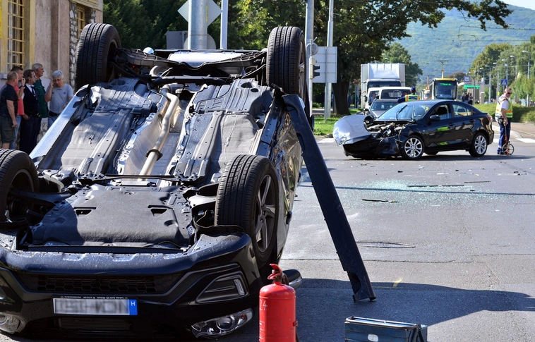 Fejreállt egy autó a Kiss tábornok utcában, a 10-es posta előtti kereszteződésben