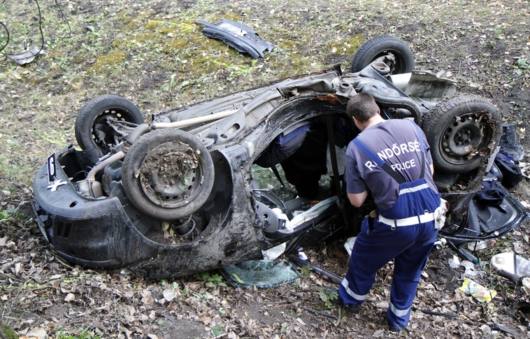 Ketten haltak meg egy balesetben Tiszaújvárosnál