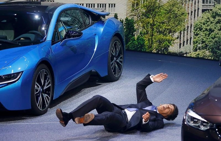Előadás közben összeesett a BMW új vezére a Frankfurti Autószalonon