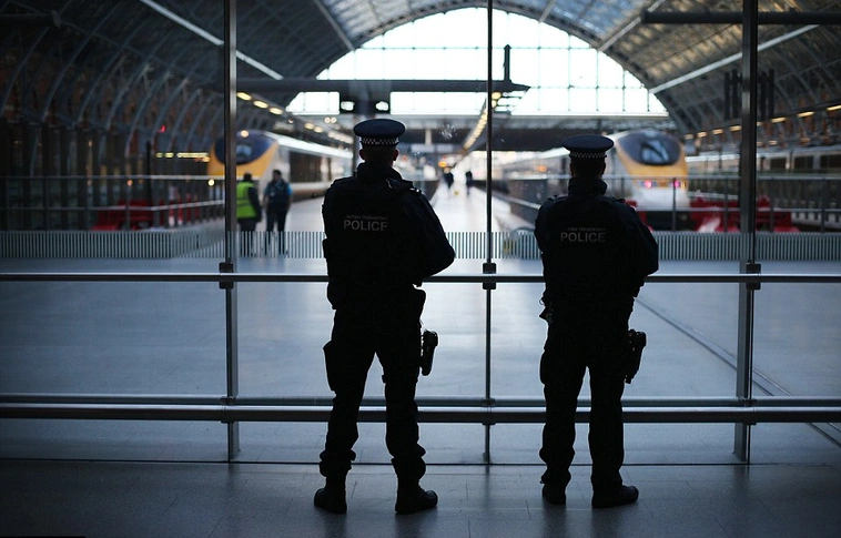 Folyamatos felülvizsgálat alatt a brit terrorkészültség