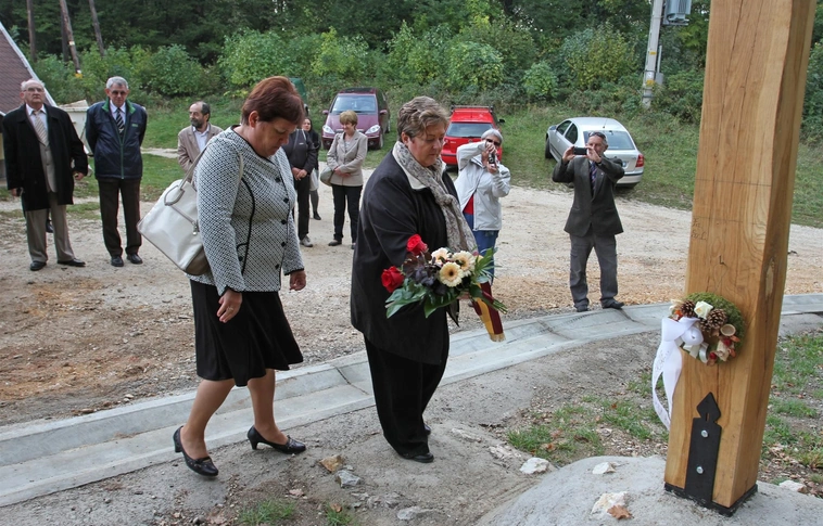 Bükkszentlászlói emlékoszlop a cseh irodalmi próza megteremtőjének tiszteletére