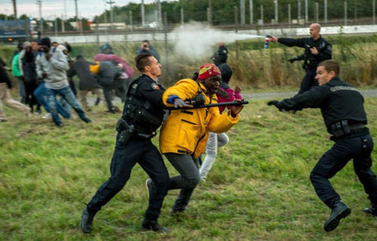 Ismét összecsapások voltak rendőrök és migránsok között Calais-ban