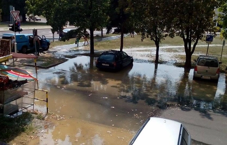 Csőtörés - ezúttal a Tizeshonvéd utcában ömlött a víz