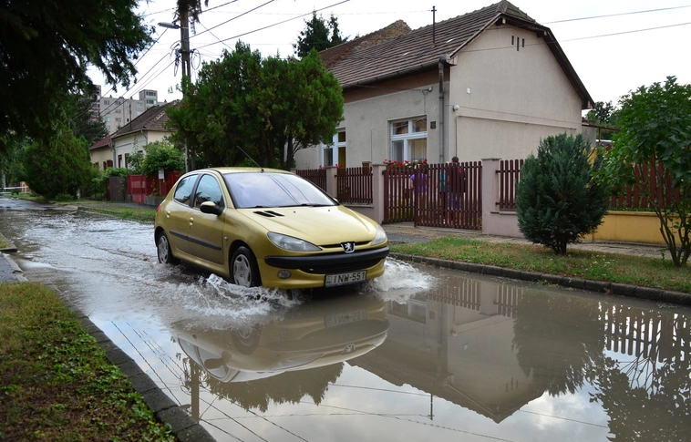 Gejzírként tört fel a víz a Ferenc utcában