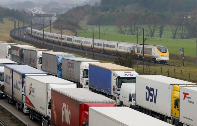Megbénult az átjáró Dover és Calais között