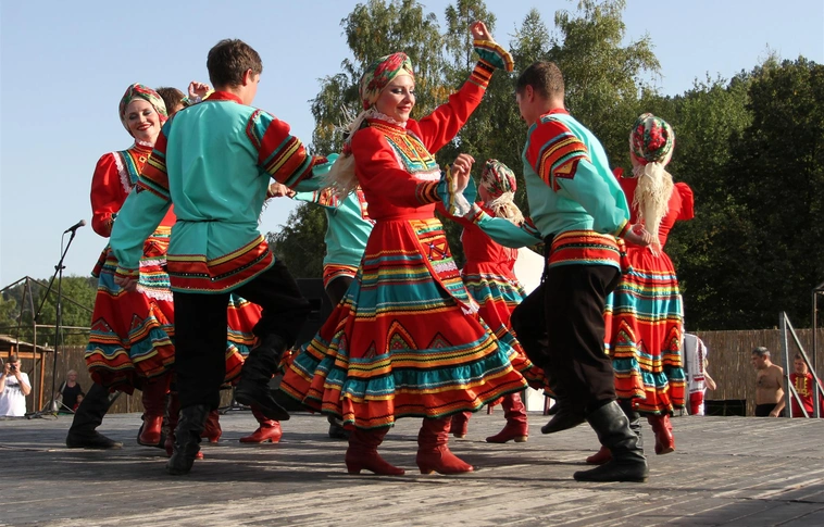 Az Orosz Föderáció finnugor együtteseinek látványos műsorával vette kezdetét a IV. Finnougoriya Folklór Fesztivál a Diósgyőri várban
