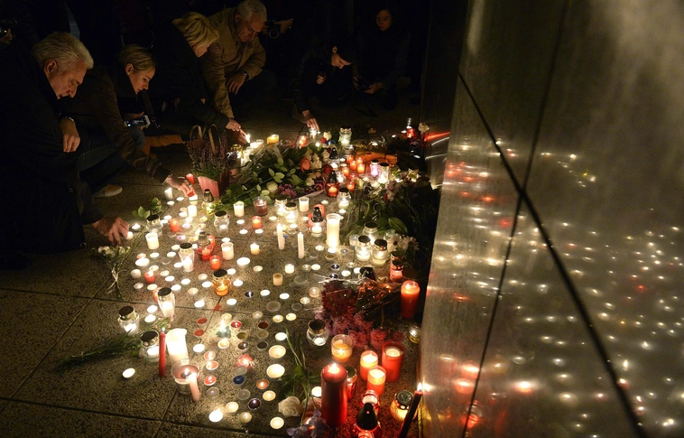 Megemlékezők tömege a budapesti Francia Intézetnél