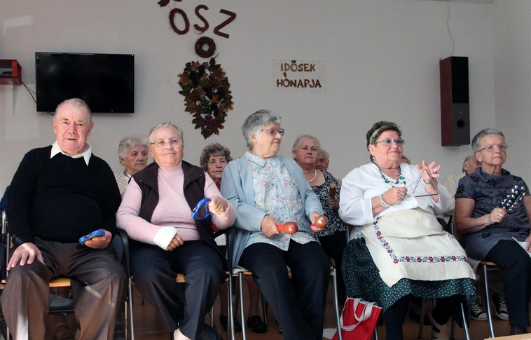 Klasszikus slágerek törték meg a könyvtári csendet ma Miskolcon