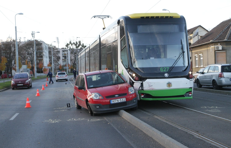 Villamos elé hajtott a Ford az Újgyőri főtérnél