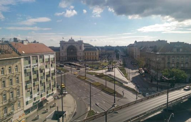 Kétezren várakoznak a Keleti pályaudvaron 