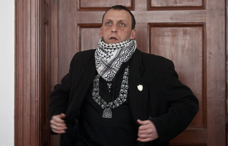 Határsértőket fuvarozgat az egykori Új Magyar Gárda kapitánya