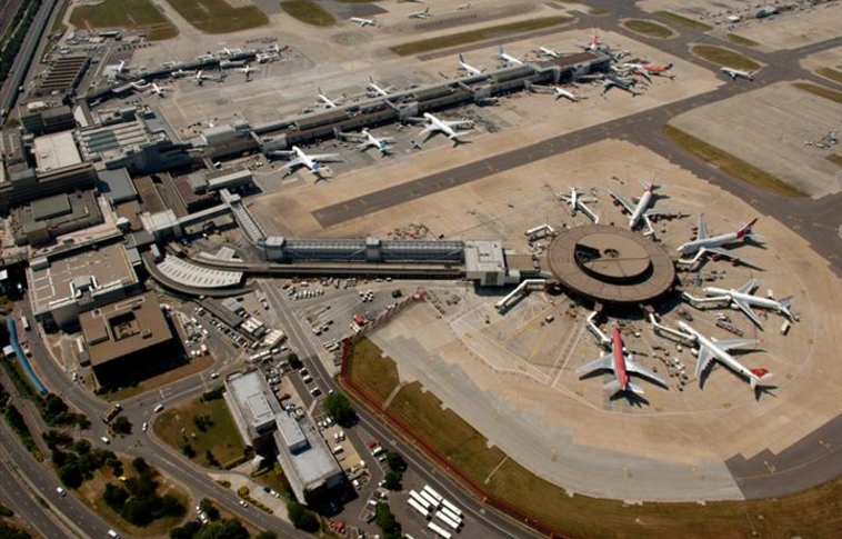 Őrizetbe vettek egy gyanúsan viselkedő személyt a londoni Gatwick repülőtéren