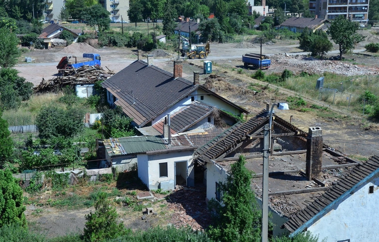 Megkezdődött a tereprendezés a MÁV-telepen