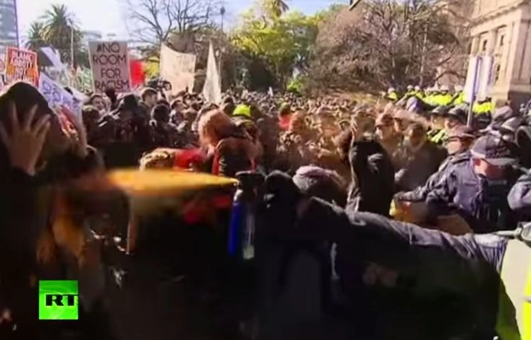 Szélső jobbos és anti-rasszista tüntetők csaptak össze Ausztráliában