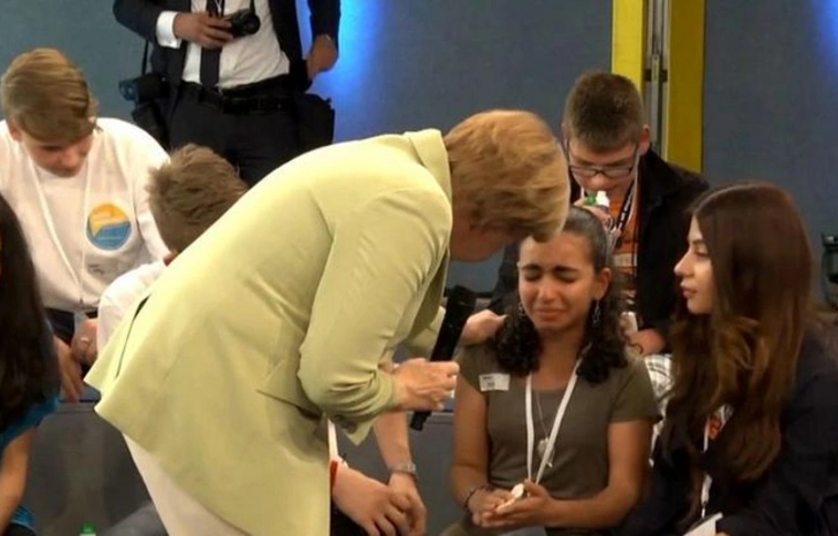 Örül Merkel őszinteségének a palesztin menedékkérő kislány
