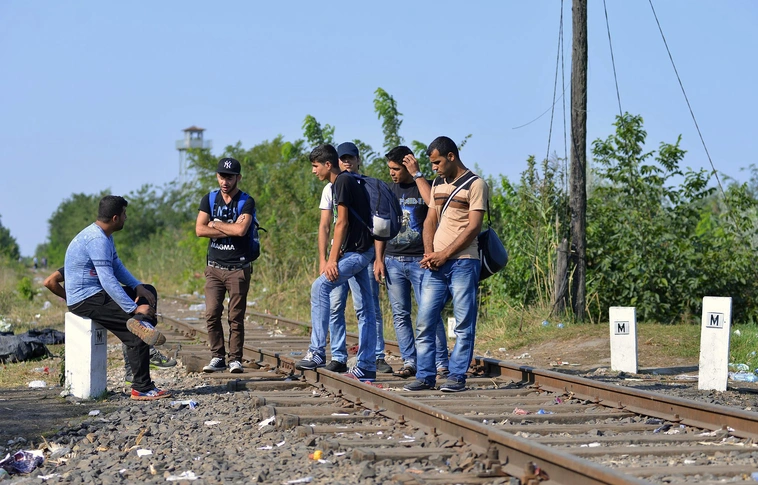 Több mint ezerhétszáz határsértőt tartóztattak föl Csongrád megyében - Orbán a szerb miniszterelnökkel tárgyal