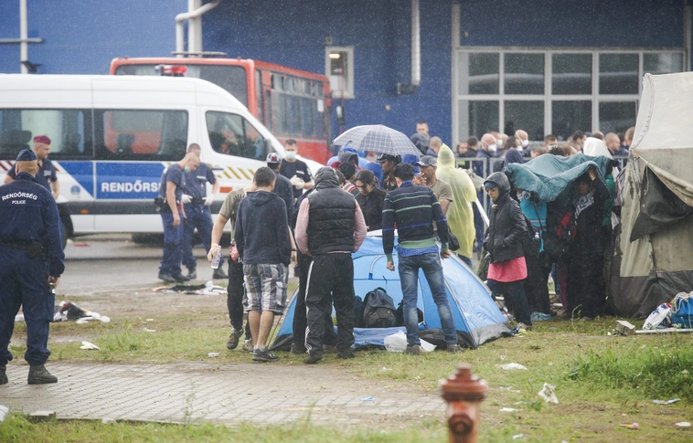 Könnygázt vetettek be a röszkei hangárnál a menekültekkel szemben