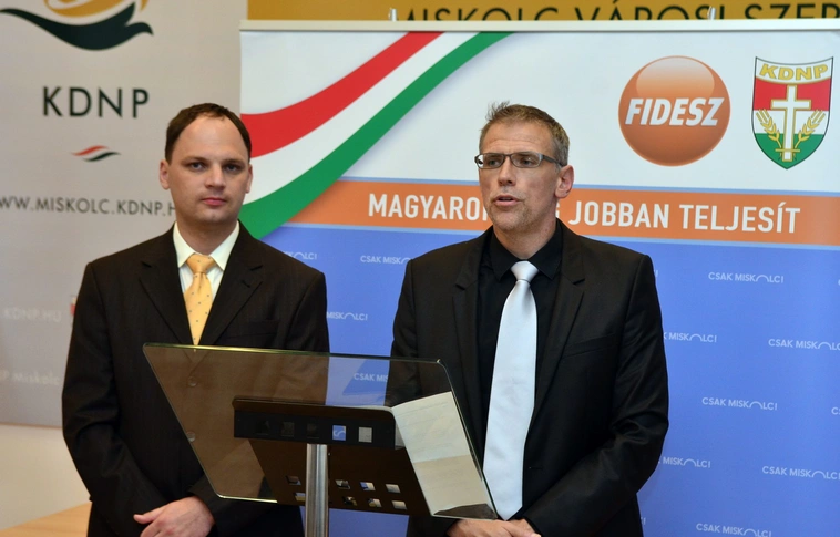 Hétfőtől járja a várost a Fidesz-KDNP, hogy felmérjék, a nyugdíjasok közül ki kér betörőbiztos ajtóéket