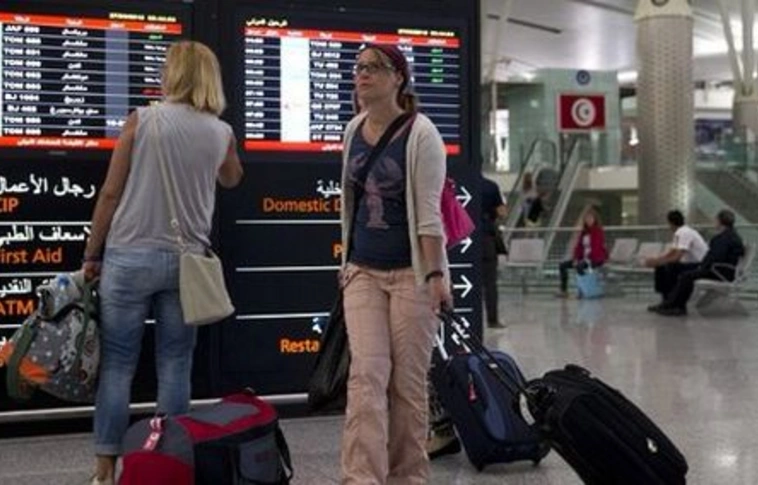 Különgépekkel menekítik haza az angol turistákat Tunéziából a britek