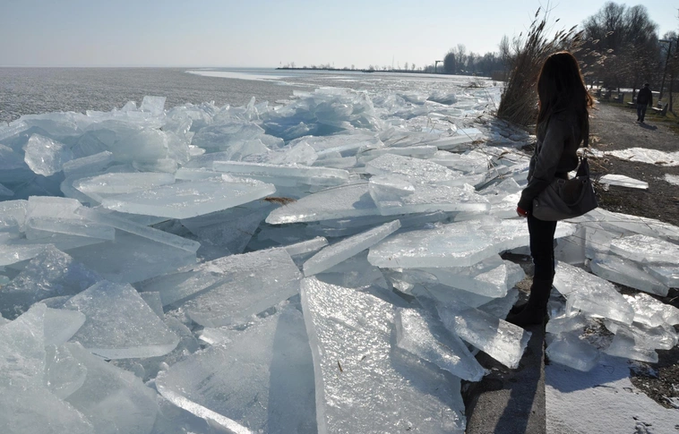 Veszélyes marad a Balaton jege a hétvégéig