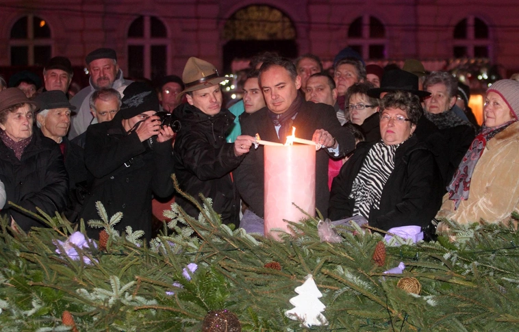 Meggyújtották a harmadik gyertyát is a Szent István téren