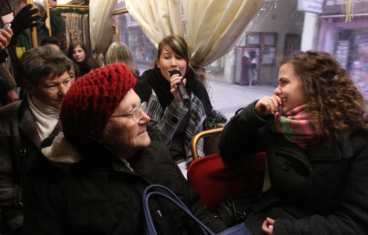A Musical Műhely tagjai énekeltek az adventi villamoson