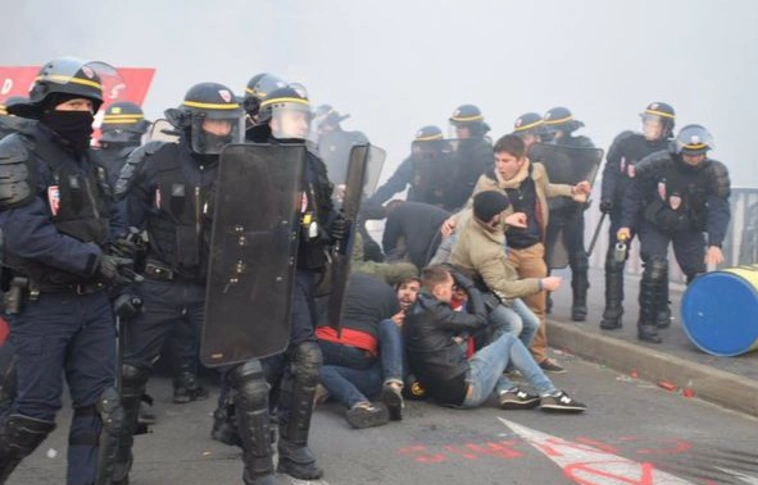 Migránsellenes tüntetőket állítottak elő Calais-ben