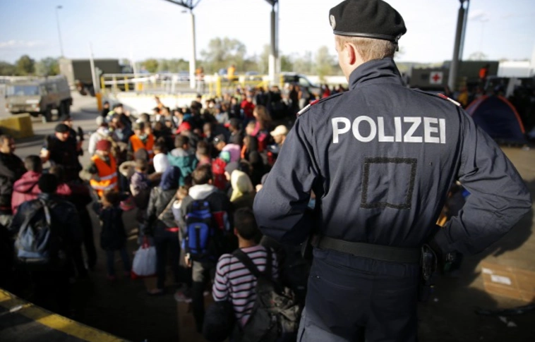 Ausztria a jövőben csak Spielfeldnél engedi át a migránsokat