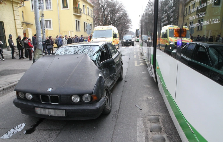 Villamos ütközött autóval a Győri kapuban